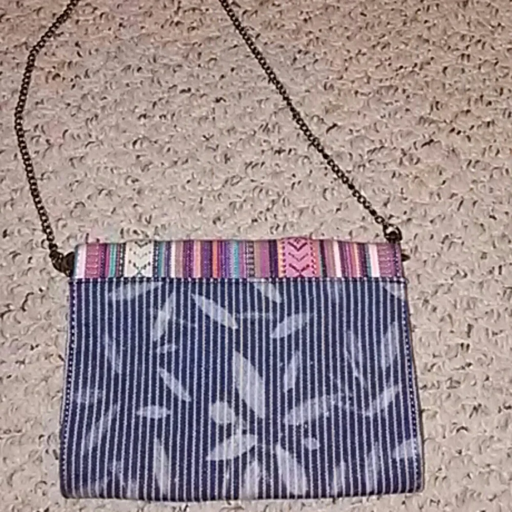 Kimchi Blue Mini Crossbody Purse w/Chain Strap EUC - Picture 3 of 4